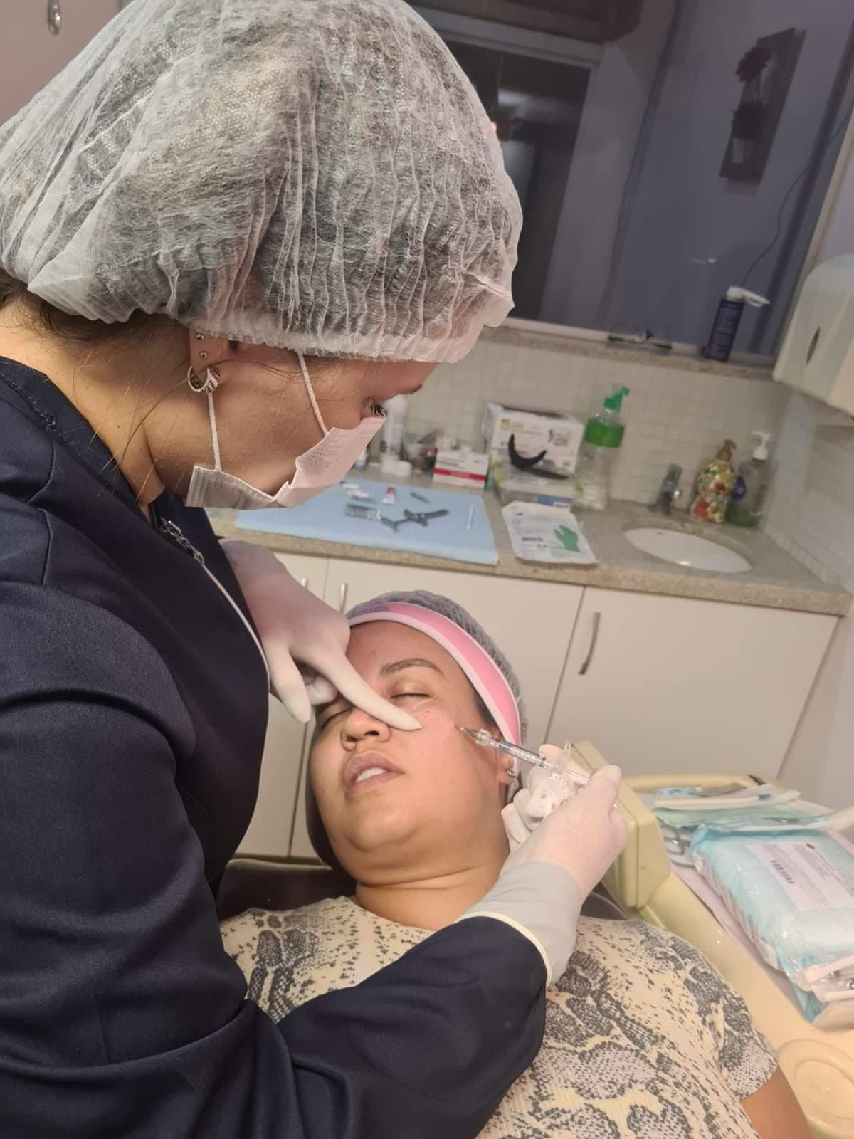 Aplicação de toxina botulínica no consultório
