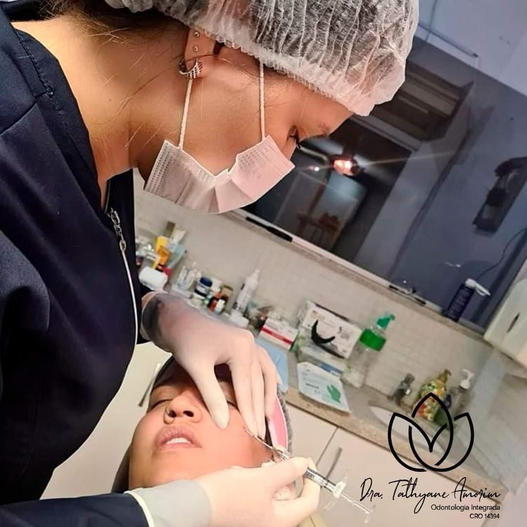 Dra. Tathyane realizando harmonização orofacial